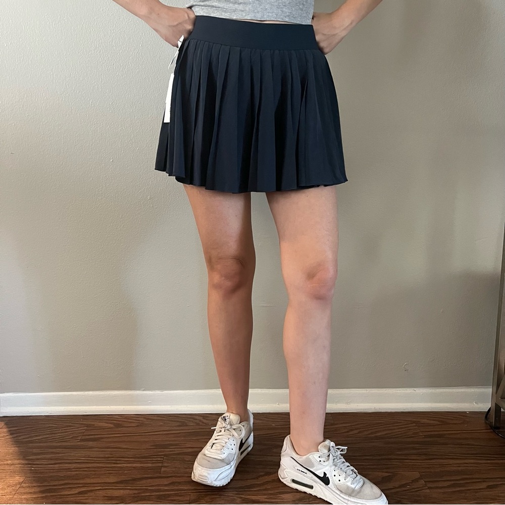Aritzia TNA - Navy Tennis Skirt - S